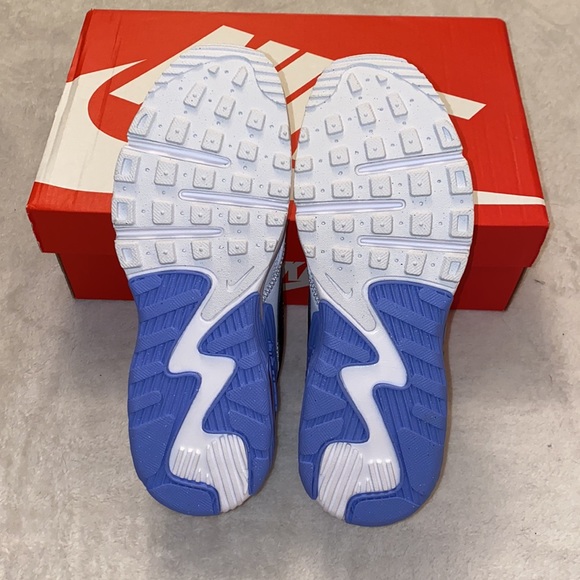NIKE size 7. air max excee - Picture 3 of 7